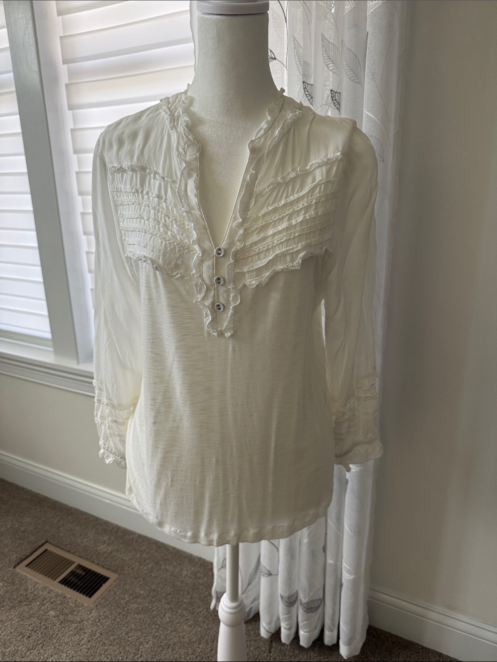 Democracy Women's White Ruffled Button-Front Blouse
